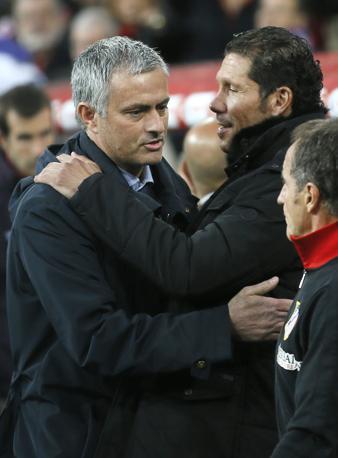 Finale di Copa del Rey, Mourinho saluta Simeone all'entrata in campo. Reuters
